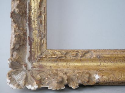 null Rectangular frame in carved and gilded wood, the corners decorated with shells...