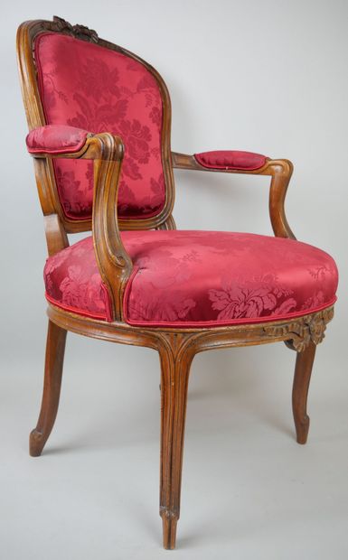 null Pair of armchairs with basket handle cabriolet back in molded and carved walnut...