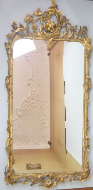 Rectangular mirror in carved and gilded wood...
