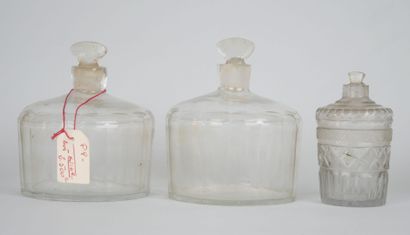 null Set of seven faceted glass bottles and their stoppers.

Eighteenth century period.

(Two...