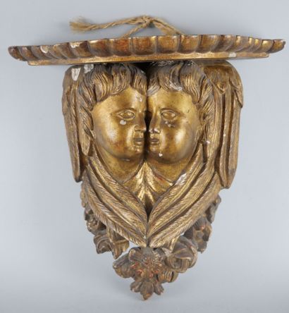 null Wall console in carved and gilded wood.

Probably work of the 18th century.

(Accidents).

30...
