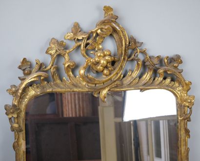 null Rectangular mirror in carved and gilded wood decorated with garlands of flowers...
