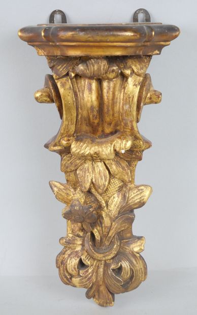 null A small carved and gilded wood bracket.

Eighteenth century period.

(Tray reported).

26...