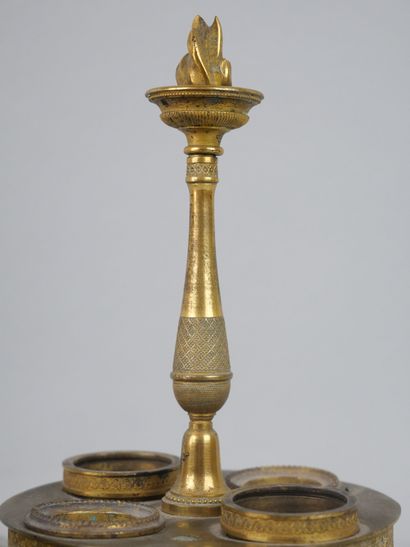 null Circular desk inkwell in guilloche brass.

19th century period.

H : 19 cm.



Expert...