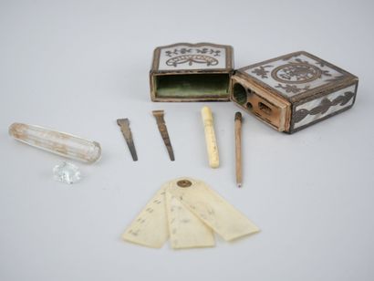 null Small mother-of-pearl and silver inlaid set, marked " Souvenir d'amitié ", containing...