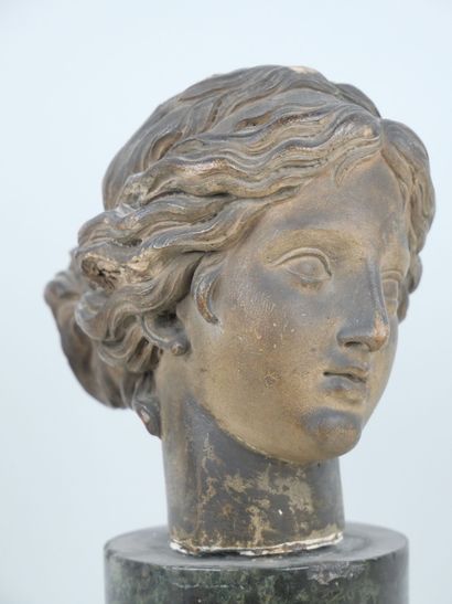 null Female head in patinated terra cotta.

Late 18th-early 19th century.

(Chips).

H...