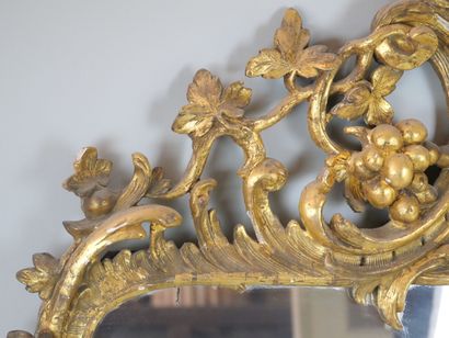 null Rectangular mirror in carved and gilded wood decorated with garlands of flowers...