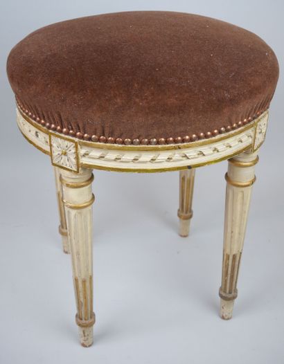 null Circular stool in cream and gilded lacquered wood. Tapered and fluted legs with...