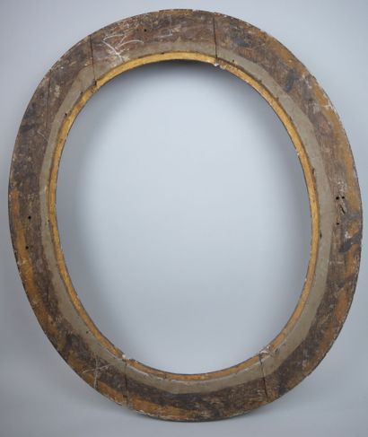 null Oval frame in carved wood and formerly gilded with decoration in the round of...