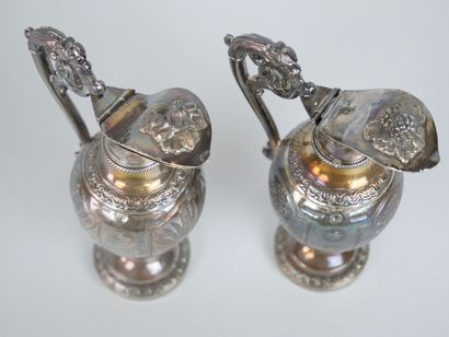 null Pair of silver oil cruets engraved (950/1000e).

Weight : 216 gr (approximately)

(A...