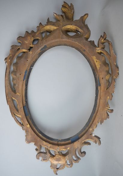 null Lot of three frames in wood and gilded stucco including : 

An oval frame decorated...