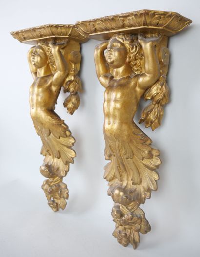 null Pair of carved and gilded wood wall brackets.

Louis XIV period.

(Small chips...