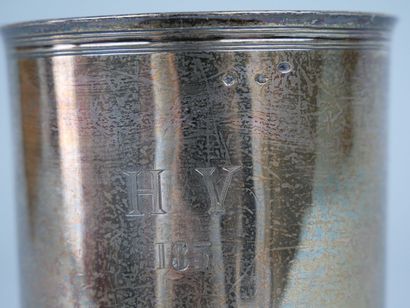 null Straight silver tumbler (950/1000th), engraved " HV 183 ". Weight : 109 gr approximately

Paris,...