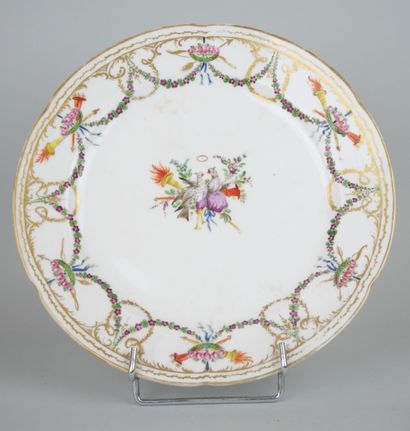 null LOCRE : 

Porcelain plate with polychrome and gold decoration.

Marked.

Eighteenth...