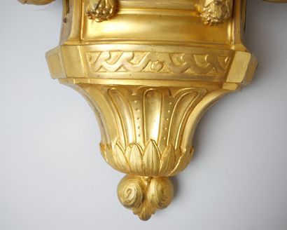 null Gilded bronze sconce. Wire movement signed Charles Voisin in Paris.

Transitional...