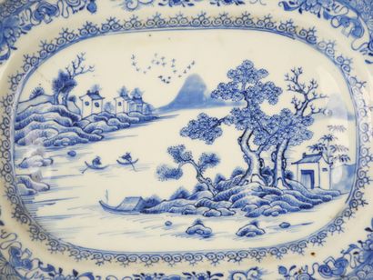 null CHINA (Compagnie des Indes):

Covered tureen and its display stand in porcelain...