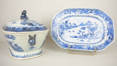 null CHINA (Compagnie des Indes):

Covered tureen and its display stand in porcelain...