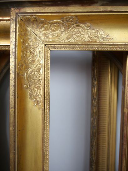 null Lot of 5 frames in wood and gilded stucco including : 

A frame decorated with...