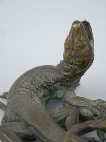 null Groupe en bronze à patine brun vert représentant une grenouille accompagnée...