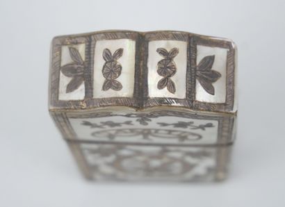 null Small mother-of-pearl and silver inlaid set, marked " Souvenir d'amitié ", containing...