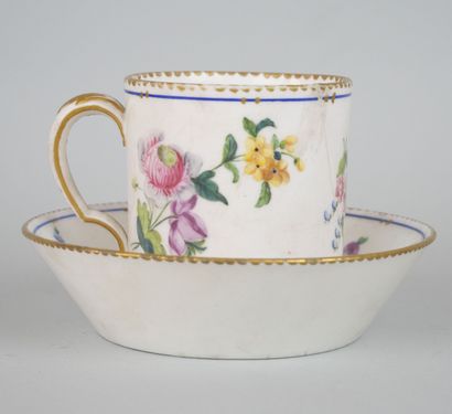 null Lot in porcelain, including: 

A Sèvres porcelain litron goblet and saucer....