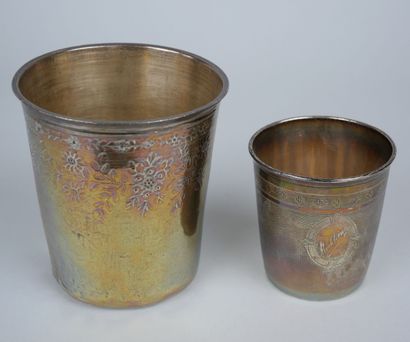 null Silver lot (950/1000e), including :

A straight tumbler with engraved decoration...