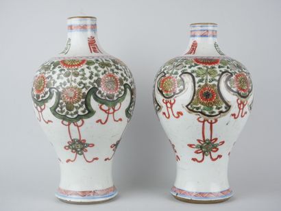 null CHINA : 

Pair of porcelain baluster vases with green family enamels.

Kangxi...