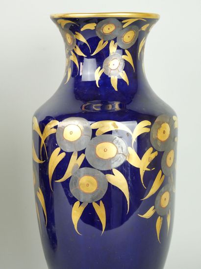 null LIMOGES

Paire de vases en porcelaine bleu à décor de fleurs peint à l'or. Porte...