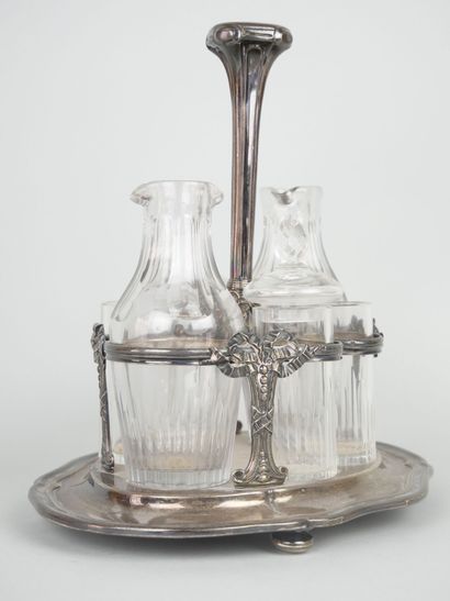 null 
ODIOT Paris :




Silver condiment set (950/1000th), with two cruets and four...