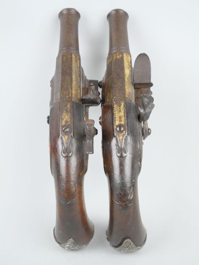 null Pair of small flintlock pistols in walnut, partially gilded steel and silver...