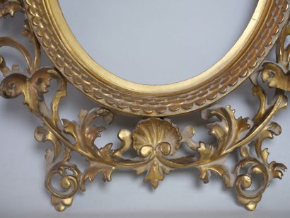null Oval frame in carved and gilded wood, with openwork decoration of acanthus leaves...