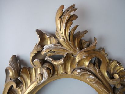 null Lot of three frames in wood and gilded stucco including : 

An oval frame decorated...