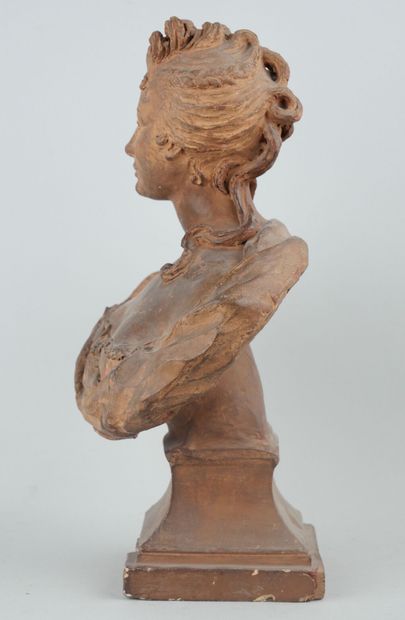 null School of the XIXth century: 

Bust of an elegant woman

Sculpture in patinated...