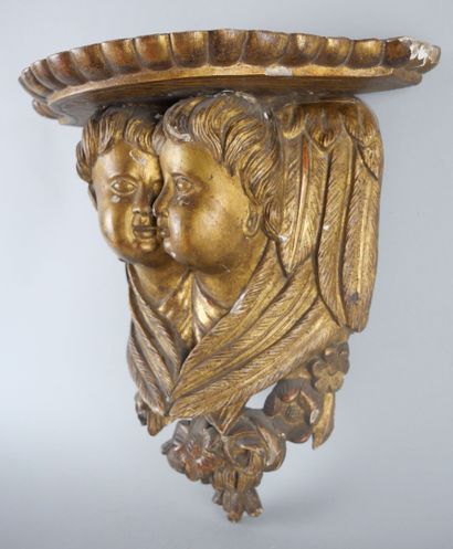 null Wall console in carved and gilded wood.

Probably work of the 18th century.

(Accidents).

30...