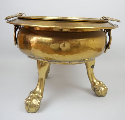 null Copper brazier, the tripod base finished in "claws and balls".

Eighteenth century.

(Restorations).

H...
