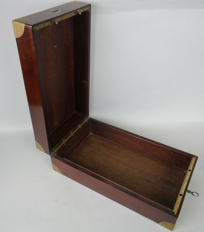 null Rectangular mahogany case with brass inlays.

Empire period.

(Missing its interior,...