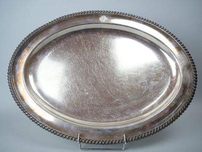 null Lot in silver plated metal including: 

2 trays of oval shape with frieze of...