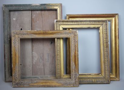 null Lot de 4 cadres en bois sculpté et doré comprenant : 

Un cadre orné de palmettes...