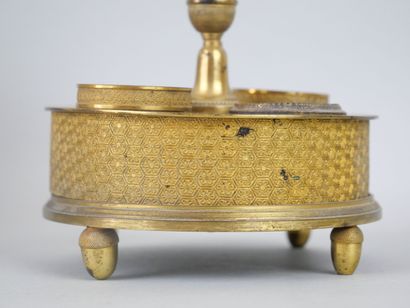 null Circular desk inkwell in guilloche brass.

19th century period.

H : 19 cm.



Expert...