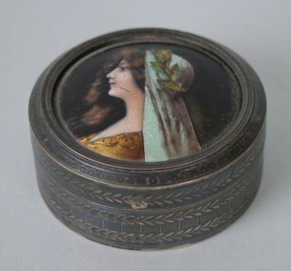 null Small round box in silver guilloche, the lid decorated with the portrait of...