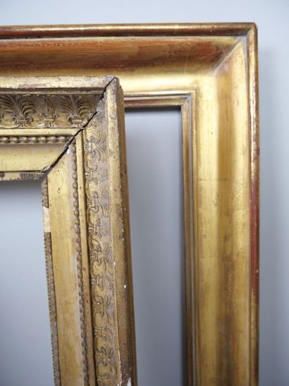 null Lot de 4 cadres en bois sculpté et doré comprenant : 

Un cadre orné de palmettes...