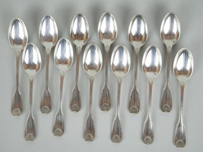 null Suite de 12 cuillères à moka en argent 925 millièmes à décor d'une large coquille....