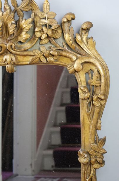 null Miroir à parcloses de forme rectangulaire en bois sculpté et doré sur fond rechampi...