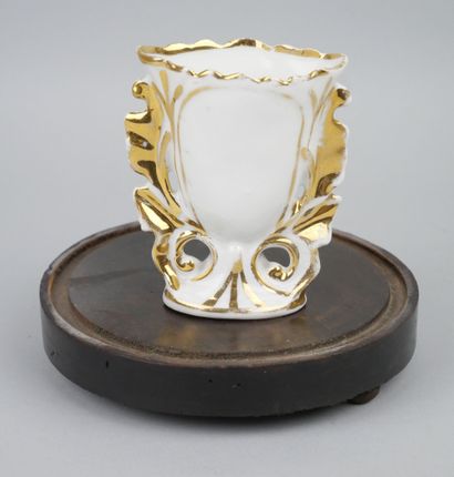 null PARIS

Vase de marié en porcelaine blanche et or sous un globe en verre reposant...
