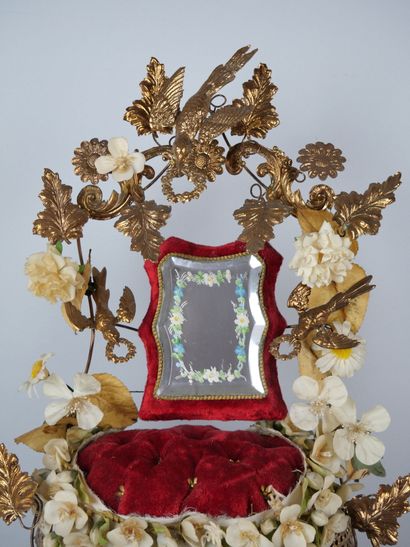 null Globe de marié sous verre et sa garniture comprenant 3 colombes, fleurs, couronne...