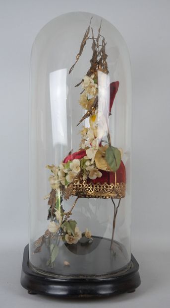null Globe de marié sous verre et sa garniture comprenant 3 colombes, fleurs, couronne...