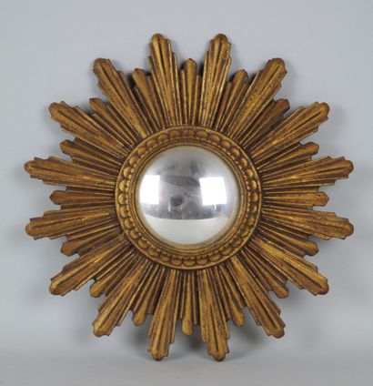 null Small mirror of witch in carved and gilded wood with decoration of rays. 

Diameter...