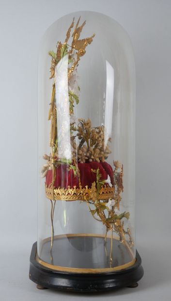 null Groom's globe under glass and its decoration including 1 dove, flowers and crown...
