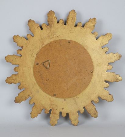 null Small mirror of witch in carved and gilded wood with decoration of rays. 

Diameter...