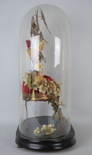 null Groom's globe under glass and its decoration including 3 doves, flowers, crown...